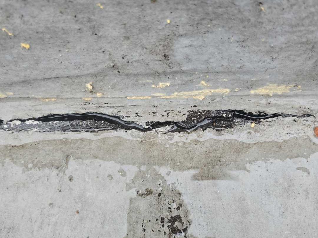 A split in the flat roof covering, close up